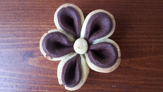 Biscotti di pasta frolla a forma di fiore 