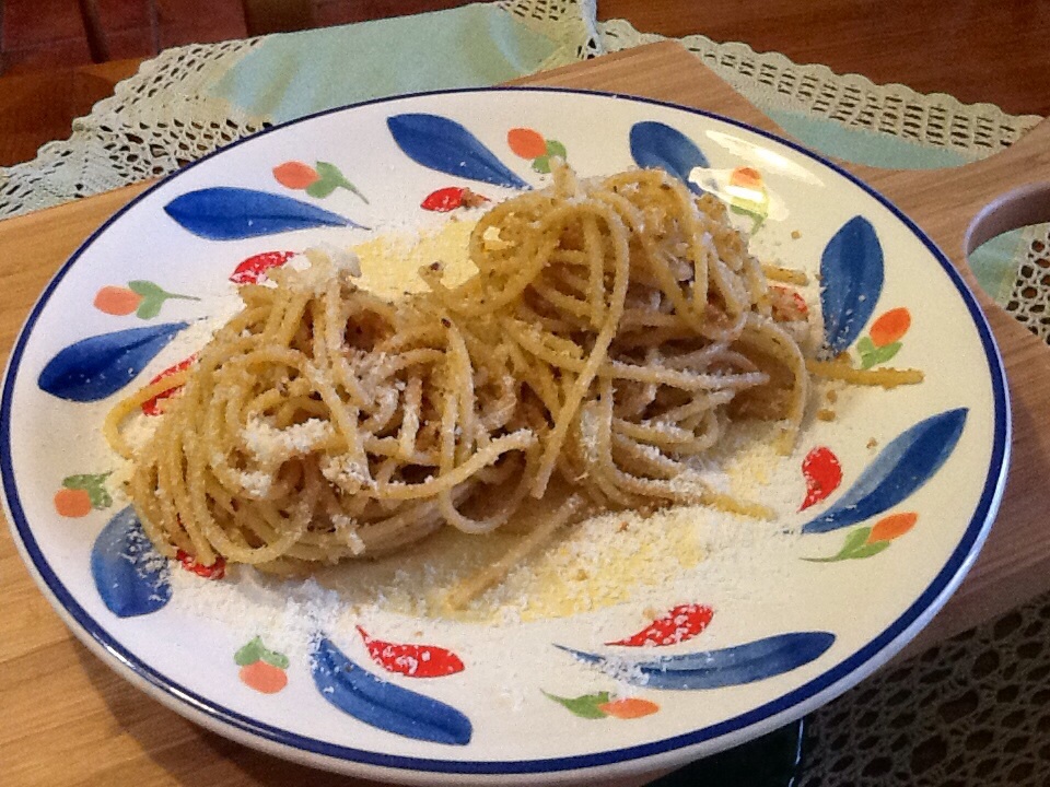 Spaghetti  acciughe e pangrattato