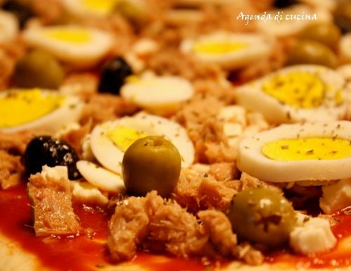 Pizza con tonno olive e uova