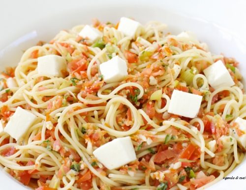 Spaghetti con tonno, alici e mozzarella