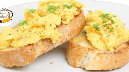 Uova cremose su crostini di pane