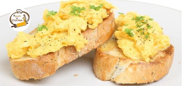 Uova cremose su crostini di pane