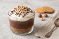 Cheesecake in coppa al cioccolato fondente: il dolce al cucchiaio senza cottura pronto in 15 minuti!