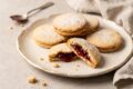 Biscotti di frolla ripieni di marmellata: il trucco infallibile per non farla uscire in cottura!