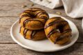 Donuts alla zucca e cioccolato cotti al forno: il trucco per farli morbidissimi e non romperli mai!