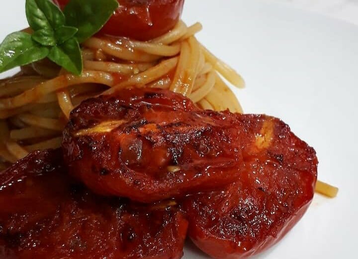 Spaghetti con pomodorini abbrustoliti .