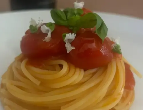 Spaghetti con i pomodorini freschi.