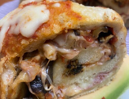 Pizza arrotolata alla parmigiana.