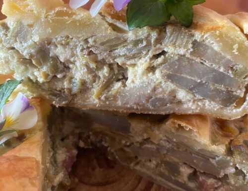 Crostata di pasta sfoglia con carciofi, pancetta e porri.
