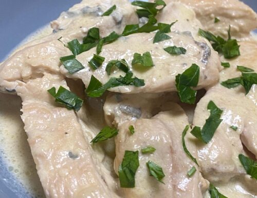 Pollo con crema al gorgonzola.