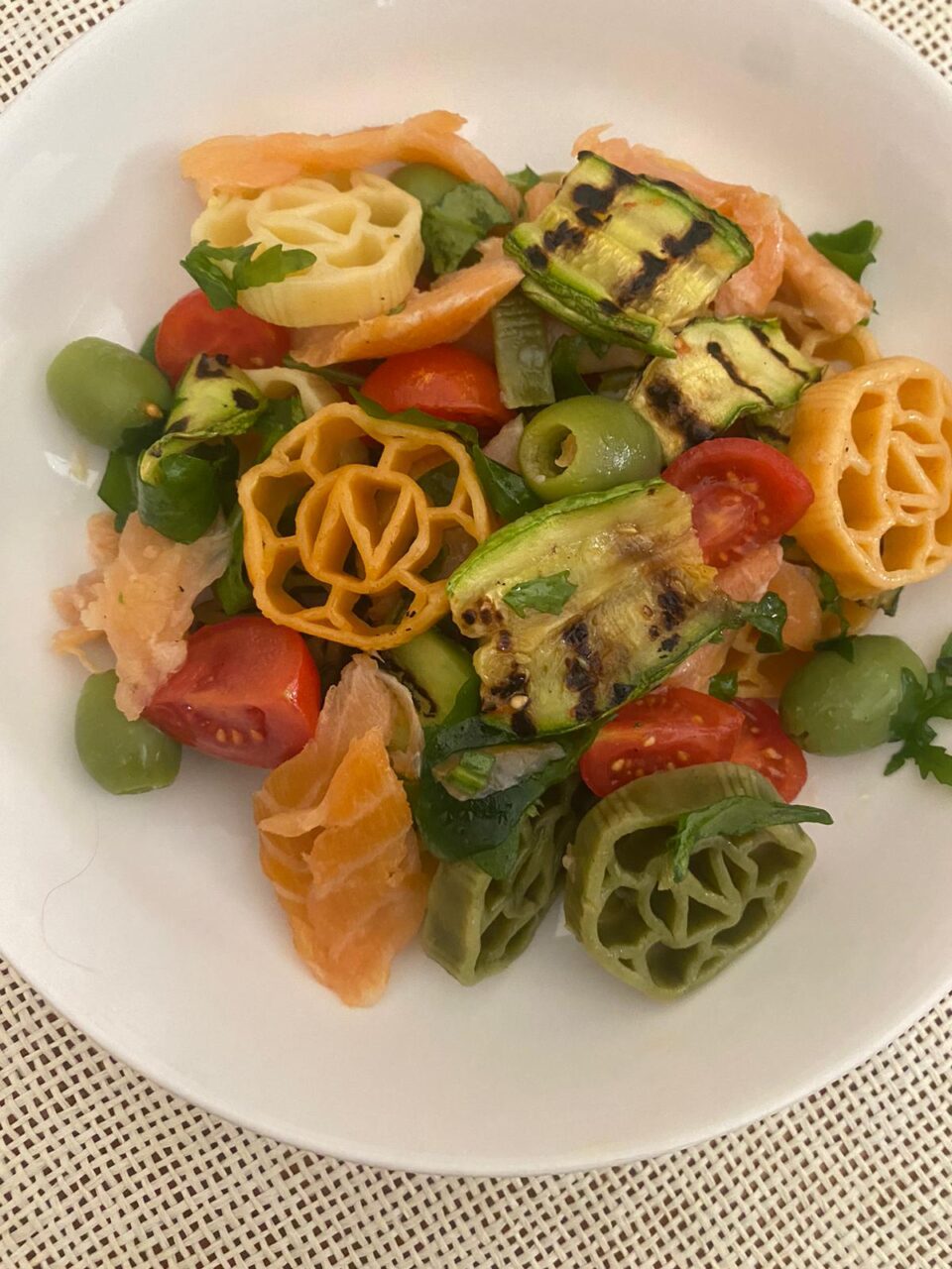 Pasta fredda con salmone rucola e zucchine grigliate. - Il cibo divino ...