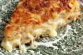 Torta salata in padella con patate e salsiccia.