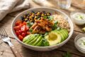 Bowl tex-mex con pollo e fagioli neri: il piatto unico colorato, sano e saporito
