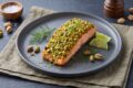Salmone in crosta di pistacchi e lime: gusto e leggerezza in un solo piatto