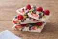 Yogurt bark ai frutti rossi e cioccolato: lo snack fresco, light e super trend!