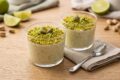 Mousse di ricotta, lime e granella di pistacchi: il dessert fresco e leggero pronto in 5 minuti