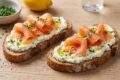 Bruschetta light ricotta e salmone: il salva-cena proteico e gustoso