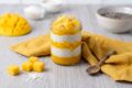 Chia pudding al cocco e mango fit: la colazione fresca e proteica che sembra un dessert