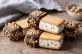 Gelato biscotto allo yogurt greco, ricotta e cioccolato: la ricetta fit e golosa