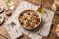 Insalata greca di ceci: la ricetta proteica, fresca e senza pasta