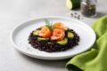 Riso venere con zucchine e salmone affumicato: il piatto fit, elegante e velocissimo