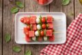 Spiedini di caprese e anguria: il segreto estivo per un antipasto fresco, leggero e scenografico