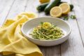 Zoodles al limone e pinoli: spaghetti di zucchine freschi, light e saporiti