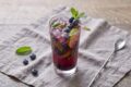 Mojito analcolico ai mirtilli: il mocktail dissetante e light