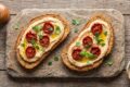 Bruschetta integrale con hummus e pomodorini secchi: lo snack fit gustoso e veloce