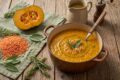 Minestrone di zucca e lenticchie rosse: il piatto unico cremoso, sano e proteico