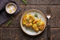 Patate lesse schiacciate in padella: il contorno furbo anti spreco