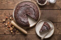 Torta al cioccolato proteica 2 ingredienti: la ricetta fit, soffice e senza farina