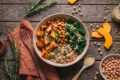 Buddha bowl autunnale con zucca, ceci e cavolo: la ricetta bilanciata e scaldamuscoli