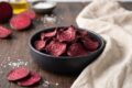 Chips di barbabietola al forno: croccanti e senza olio