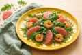 Insalata di rucola, pompelmo rosa e gamberi light: piatto leggero e sano
