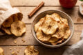 Chips di mela alla cannella: lo snack speziato, croccante e tascabile