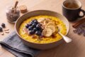 Golden Milk Porridge: la ricetta della colazione dorata e anti-infiammatoria
