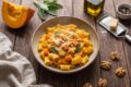 Pasta con la zucca fit e cremosa: il primo piatto autunnale leggero che fa bene al cuore (e alla linea)