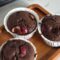 Muffin al cioccolato e ciliegie