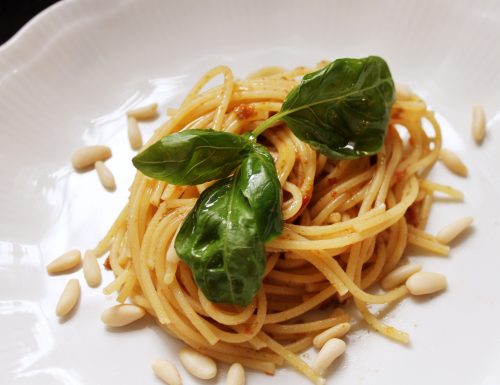 Spaghetti pomodoro basilico e pinoli