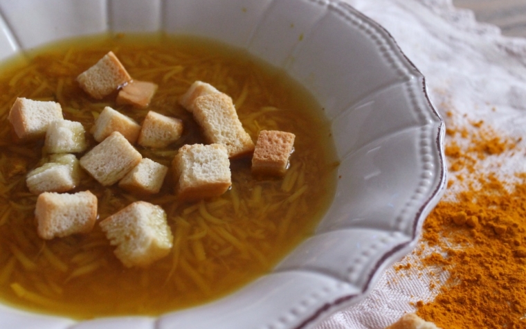 Zuppa ai germogli di soia e curcuma