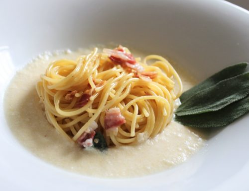 Spaghetti pancetta e salvia su crema di Grana Padano