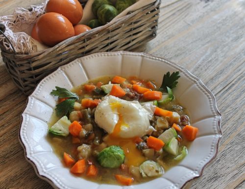 Zuppa di verdure con uovo in camicia