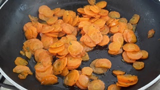 Risotto wurstel e carote in padella