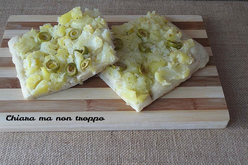 Pizza bianca con patate e olive