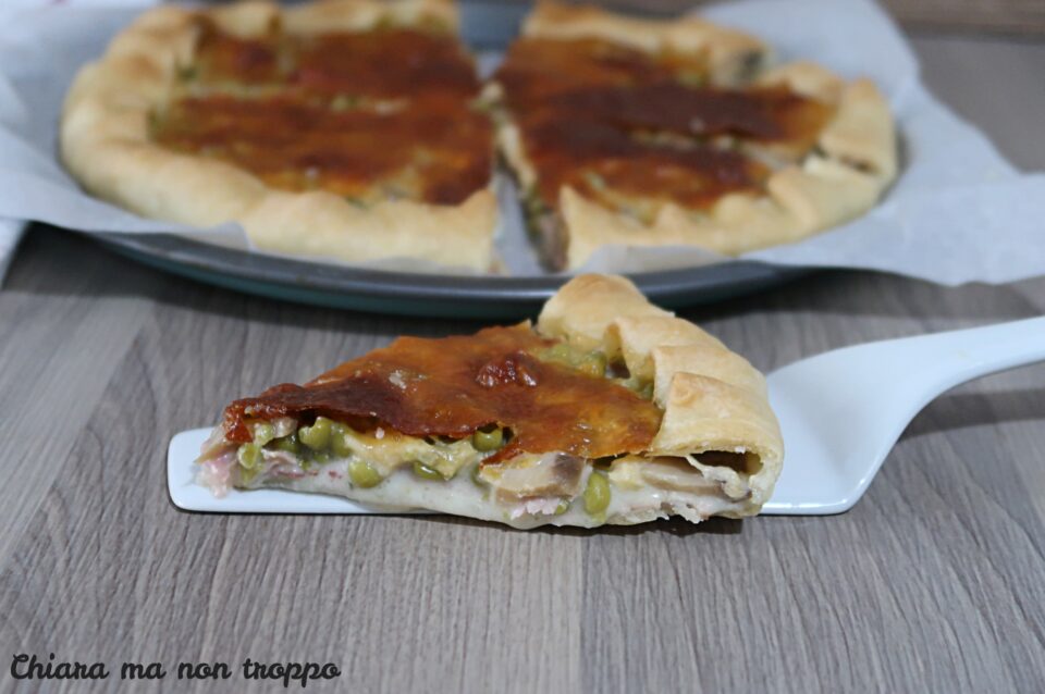 Torta salata con prosciutto funghi e piselli