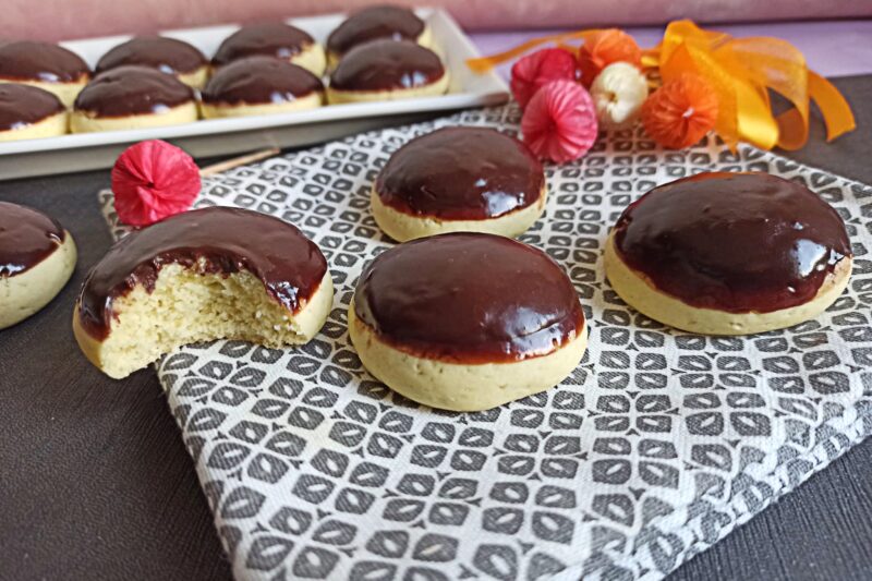 Biscotti morbidi con glassa al cioccolato