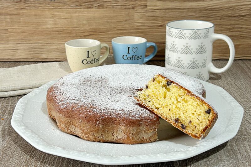 Torta veloce allo yogurt con gocce di cioccolato