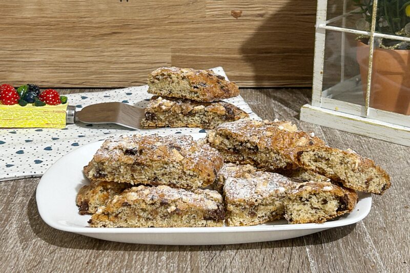 Biscotti golosi al cioccolato e granella di zucchero