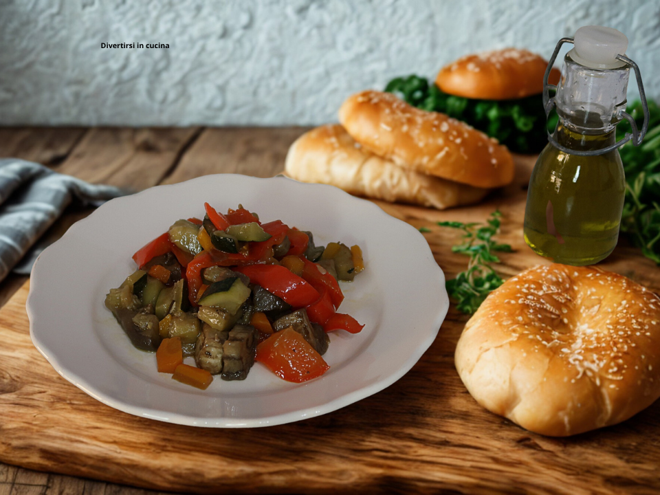 Contorno di verdure in padella: peperoni, zucchine e melanzane